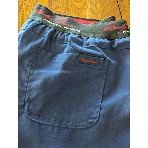 NWT  mediChic Marilyn Monroe stretch scrubs  SZ L - Picture 10 of 13